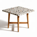 Tafel van terrazzo met houten poten 60 x 60 x 45cm voor binnengebruik